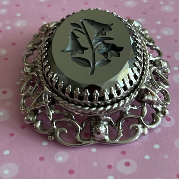 Vintage unsigned Whiting and Davis reverse intaglio silvertone filigree brooch - Picture 3 of 8